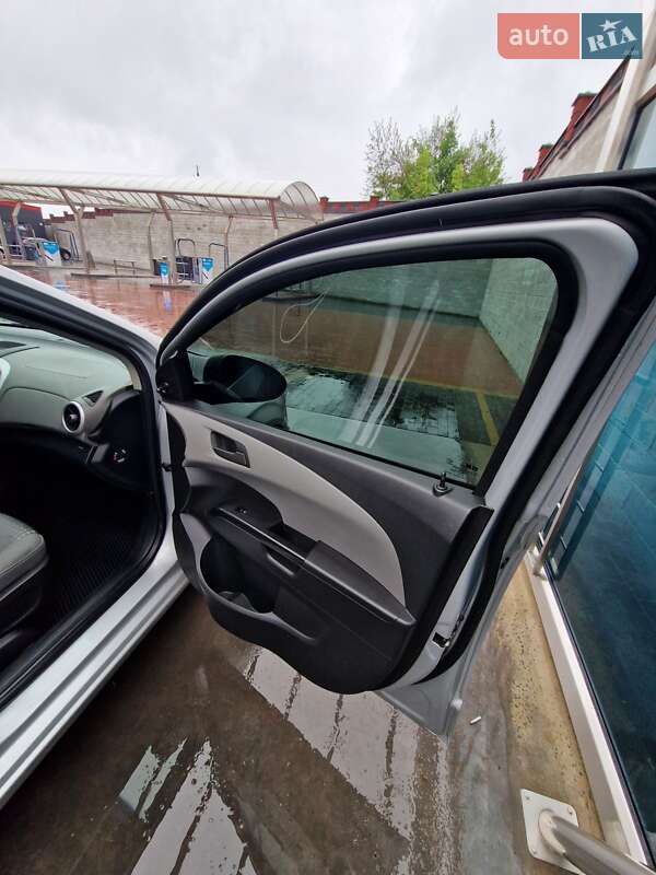 Хэтчбек Chevrolet Aveo 2012 в Ровно