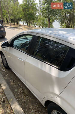 Хетчбек Chevrolet Aveo 2012 в 