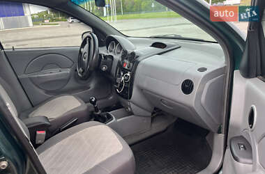 Хэтчбек Chevrolet Aveo 2005 в 