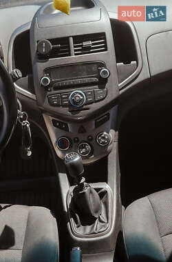 Хэтчбек Chevrolet Aveo 2011 в 