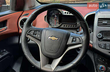 Хэтчбек Chevrolet Aveo 2011 в 