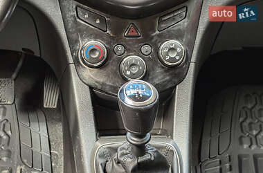 Хэтчбек Chevrolet Aveo 2011 в 