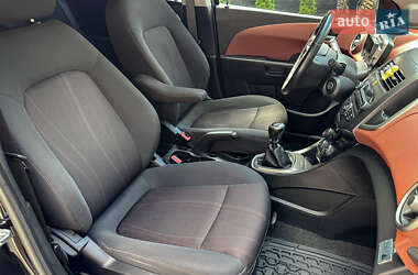 Хэтчбек Chevrolet Aveo 2011 в 