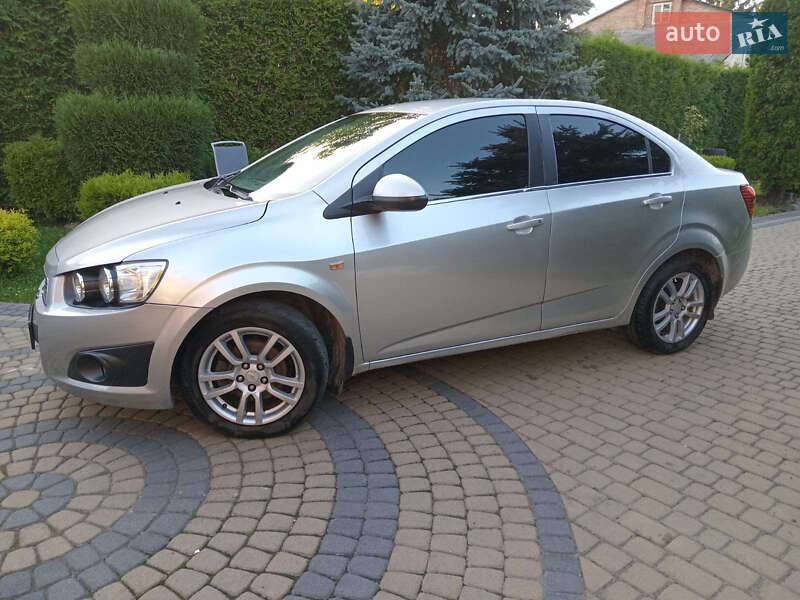 Седан Chevrolet Aveo 2012 в Львові