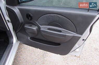 Хэтчбек Chevrolet Aveo 2006 в 