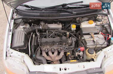 Хэтчбек Chevrolet Aveo 2006 в 