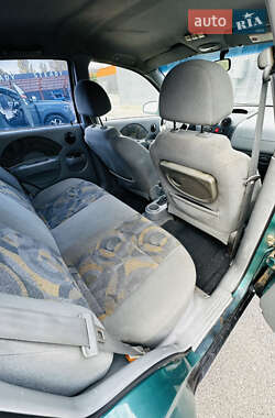 Хэтчбек Chevrolet Aveo 2004 в 