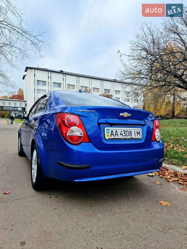 Седан Chevrolet Aveo 2014 в Києві