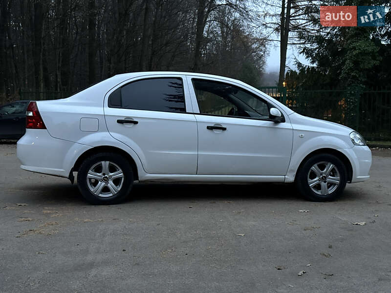 Седан Chevrolet Aveo 2006 в Львове