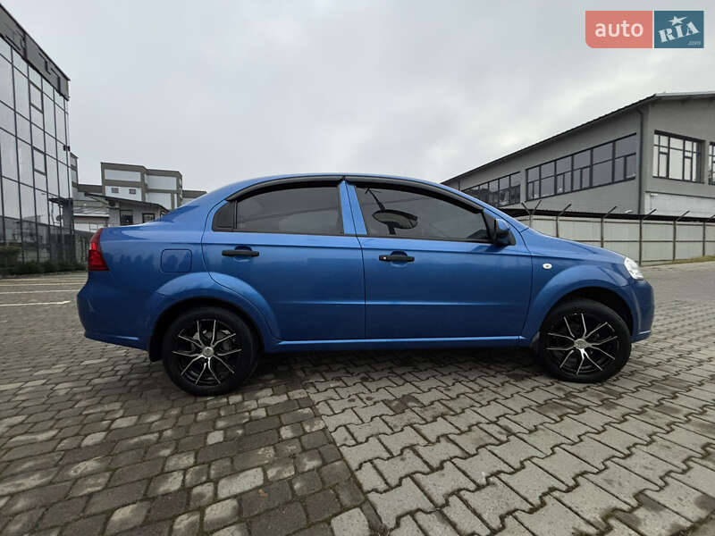 Седан Chevrolet Aveo 2010 в Львове