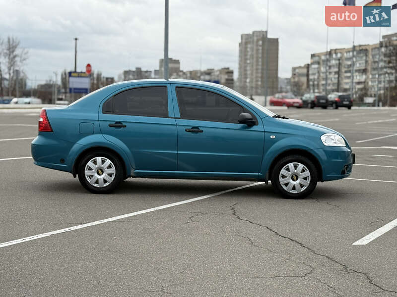 Седан Chevrolet Aveo 2009 в Киеве