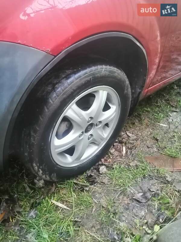 Седан Chevrolet Aveo 2004 в Полтаве