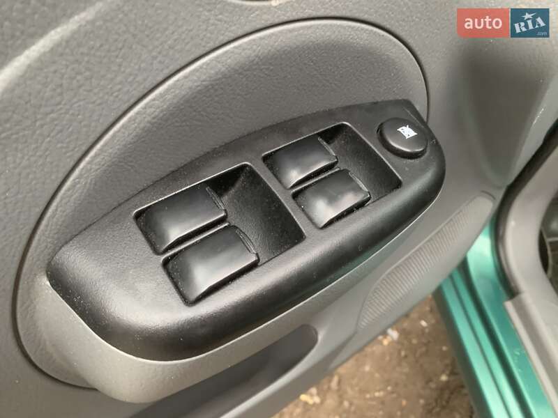 Хетчбек Chevrolet Aveo 2004 в Дніпрі