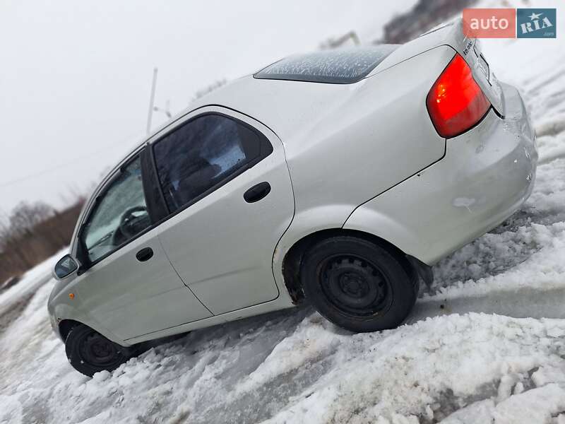 Седан Chevrolet Aveo 2004 в Черновцах