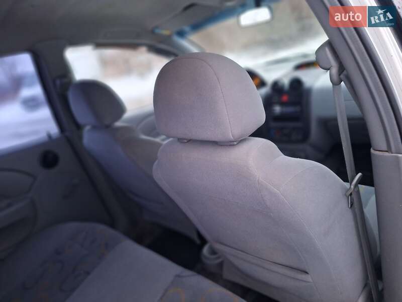 Седан Chevrolet Aveo 2004 в Черновцах