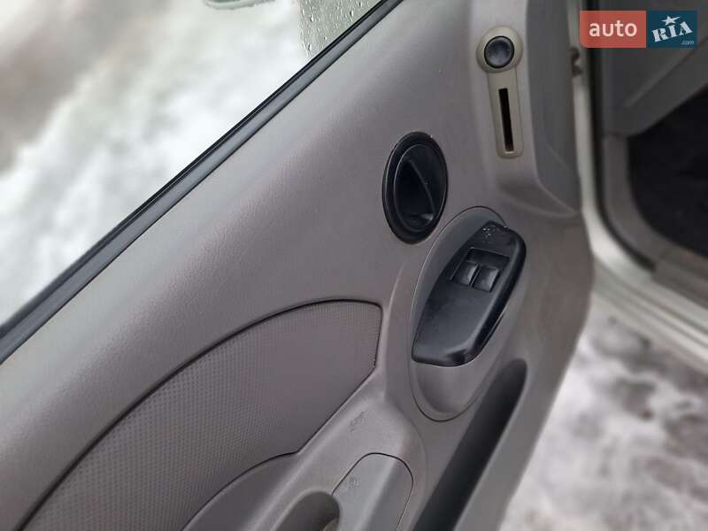 Седан Chevrolet Aveo 2004 в Черновцах