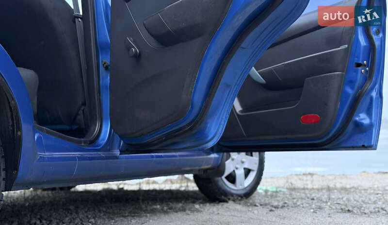 Седан Chevrolet Aveo 2006 в Днепре