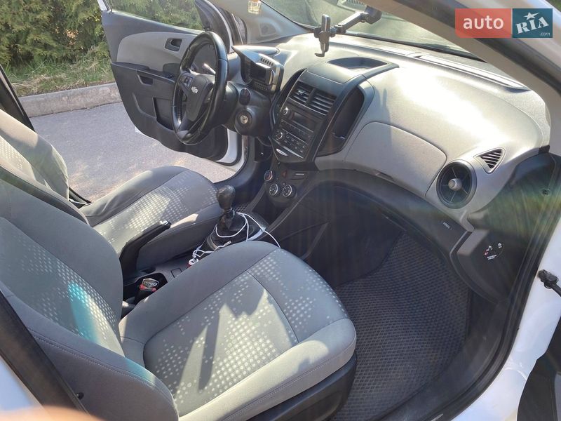 Седан Chevrolet Aveo 2012 в Рівному