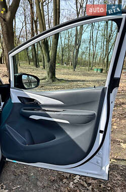 Хэтчбек Chevrolet Bolt EV 2017 в 