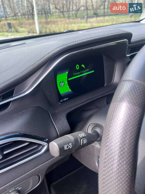 Хэтчбек Chevrolet Bolt EV 2023 в Киеве