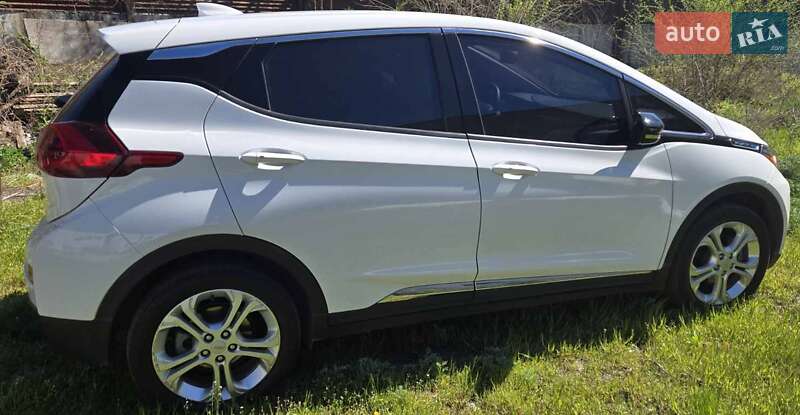 Хэтчбек Chevrolet Bolt EV 2017 в 