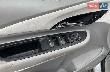 Хэтчбек Chevrolet Bolt EV 2018 в 