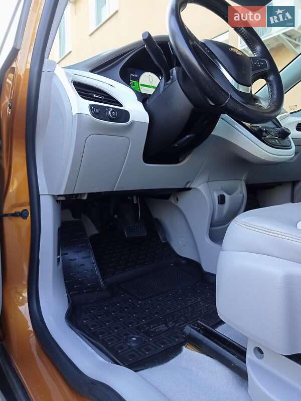 Хэтчбек Chevrolet Bolt EV 2017 в Ужгороде