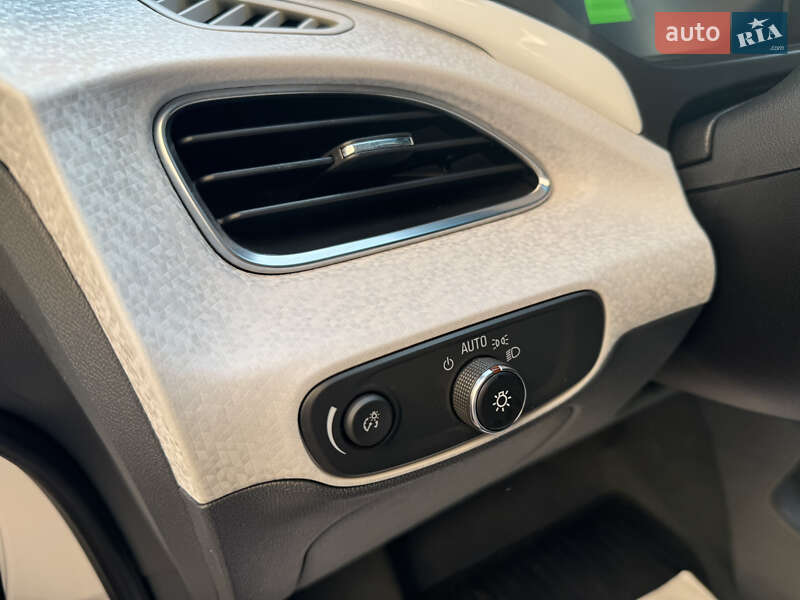 Хетчбек Chevrolet Bolt EV 2017 в Чернівцях