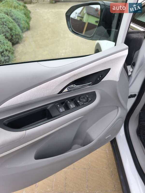 Хетчбек Chevrolet Bolt EV 2017 в Новояворівську