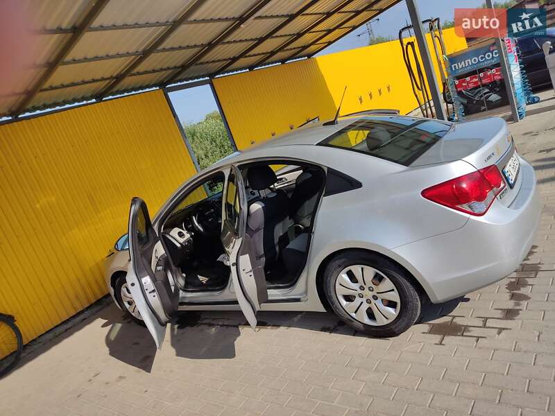 Седан Chevrolet Cruze 2013 в Волочиську