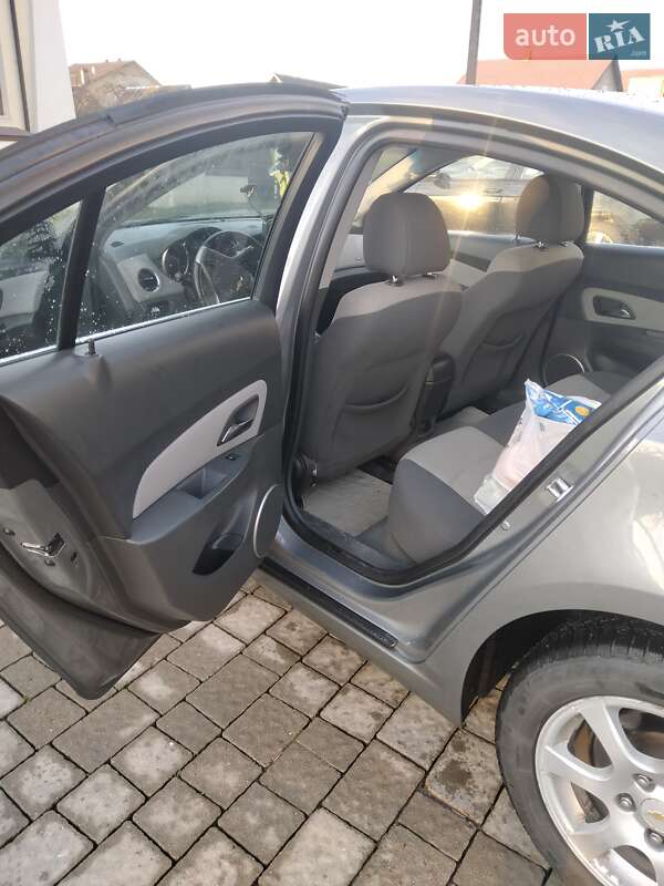 Седан Chevrolet Cruze 2010 в Львові