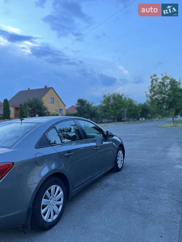Седан Chevrolet Cruze 2011 в Мукачевому