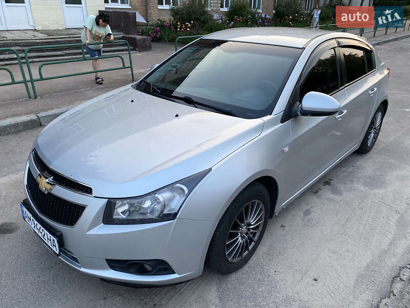 Хэтчбек Chevrolet Cruze 2012 в 