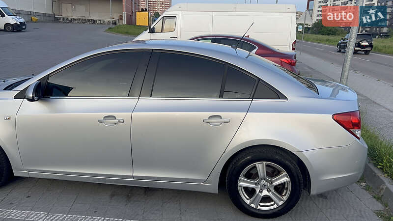 Седан Chevrolet Cruze 2010 в Львові
