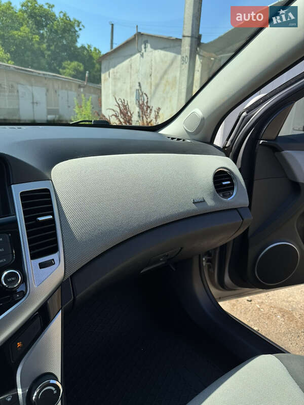 Седан Chevrolet Cruze 2011 в Чернівцях