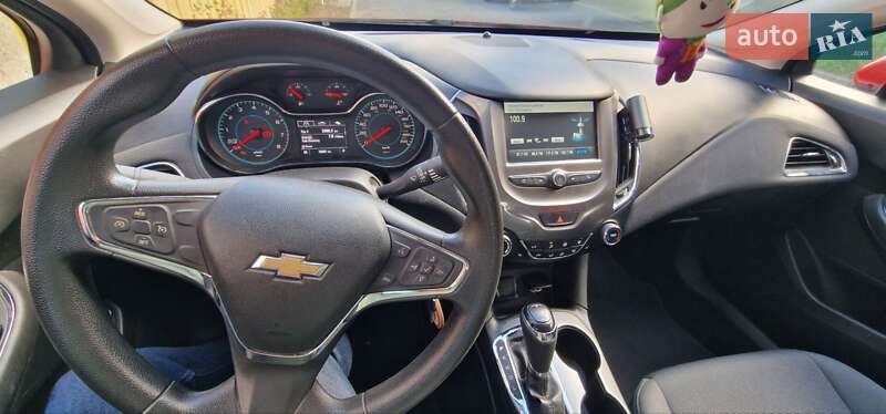 Седан Chevrolet Cruze 2017 в Ужгороді