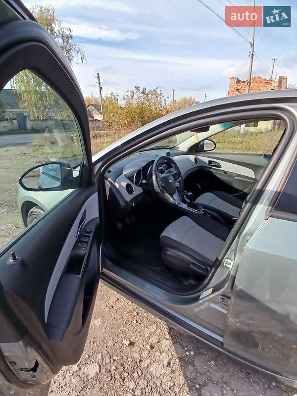 Седан Chevrolet Cruze 2011 в Волочиську