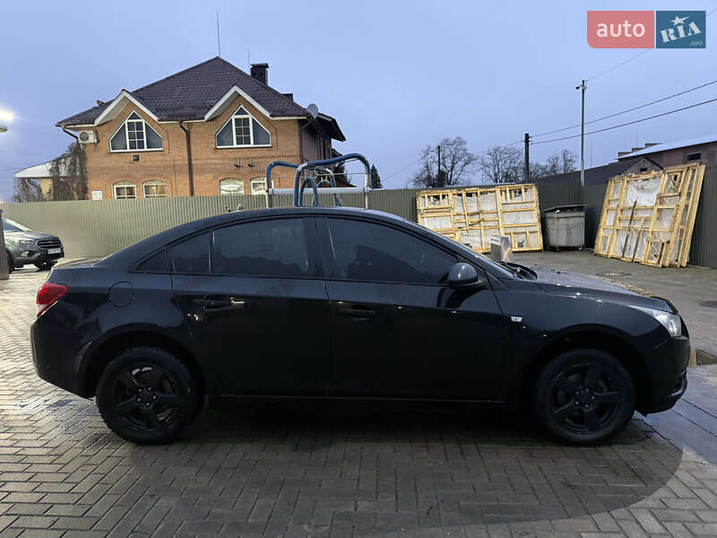 Седан Chevrolet Cruze 2011 в Сарнах