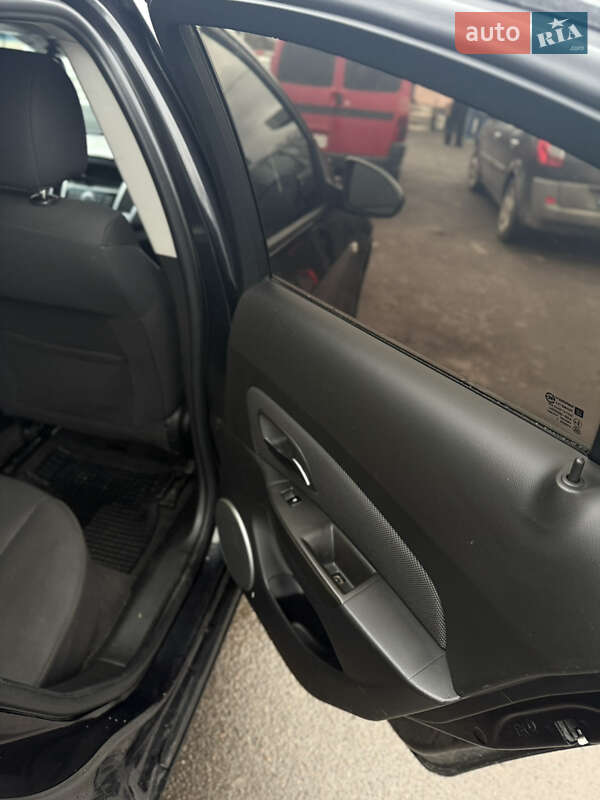 Седан Chevrolet Cruze 2011 в Сарнах