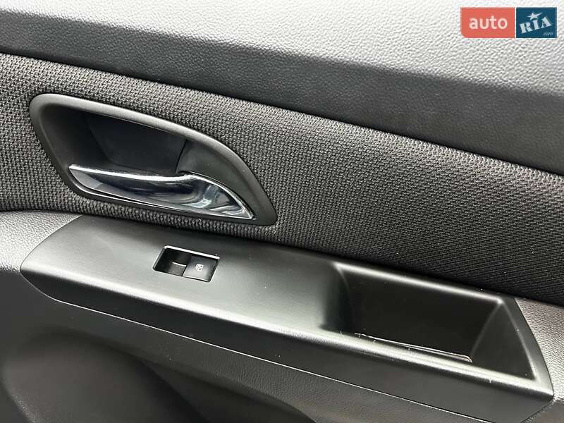 Седан Chevrolet Cruze 2013 в Чернівцях