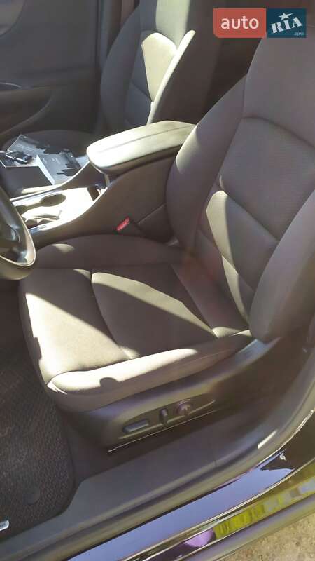 Седан Chevrolet Malibu 2022 в Львові