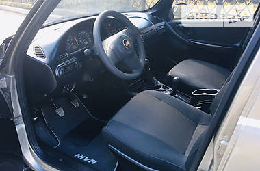 Позашляховик / Кросовер Chevrolet Niva 2011 в 