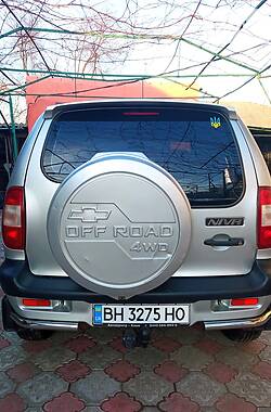 Внедорожник / Кроссовер Chevrolet Niva 2004 в Окнах