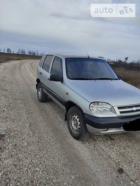 Внедорожник / Кроссовер Chevrolet Niva 2003 в Антраците