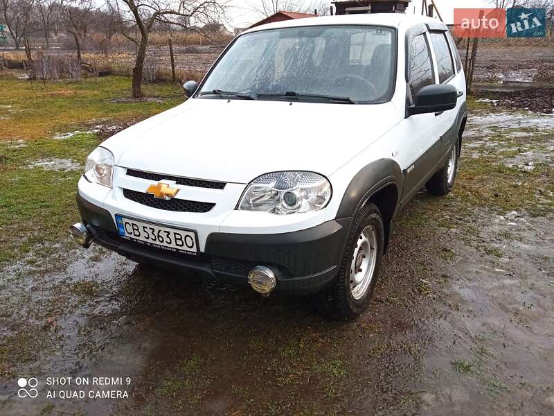 Позашляховик / Кросовер Chevrolet Niva 2015 в Срібному