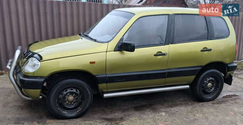 Внедорожник / Кроссовер Chevrolet Niva 2004 в Краснокутске