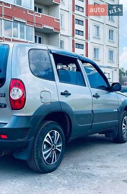 Внедорожник / Кроссовер Chevrolet Niva 2011 в Новомосковске