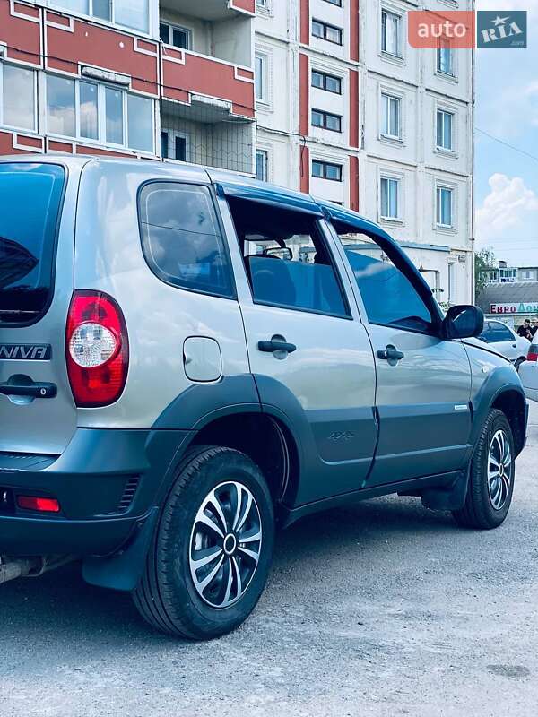 Позашляховик / Кросовер Chevrolet Niva 2011 в Новомосковську