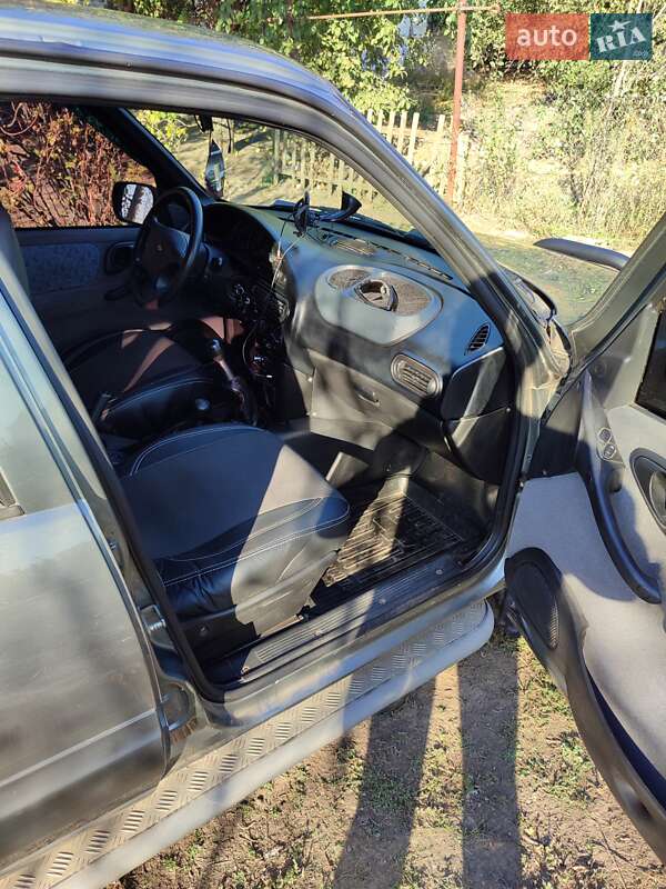 Внедорожник / Кроссовер Chevrolet Niva 2004 в Запорожье