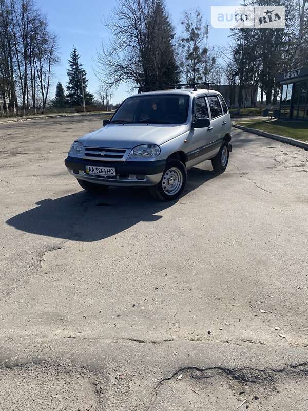 Внедорожник / Кроссовер Chevrolet Niva 2008 в Олевске